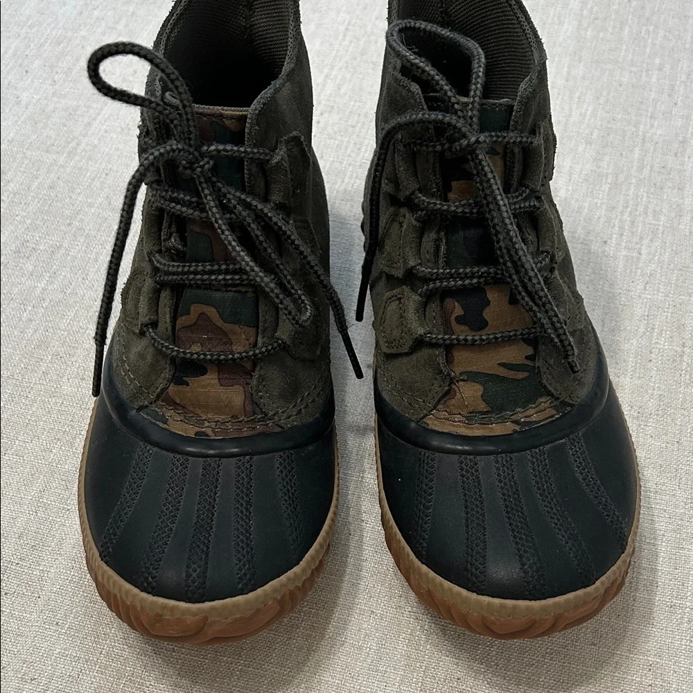 Sorel Out N About Rain Boots Women’s 7.5 Olive Camouflage Suede Ankle Booties